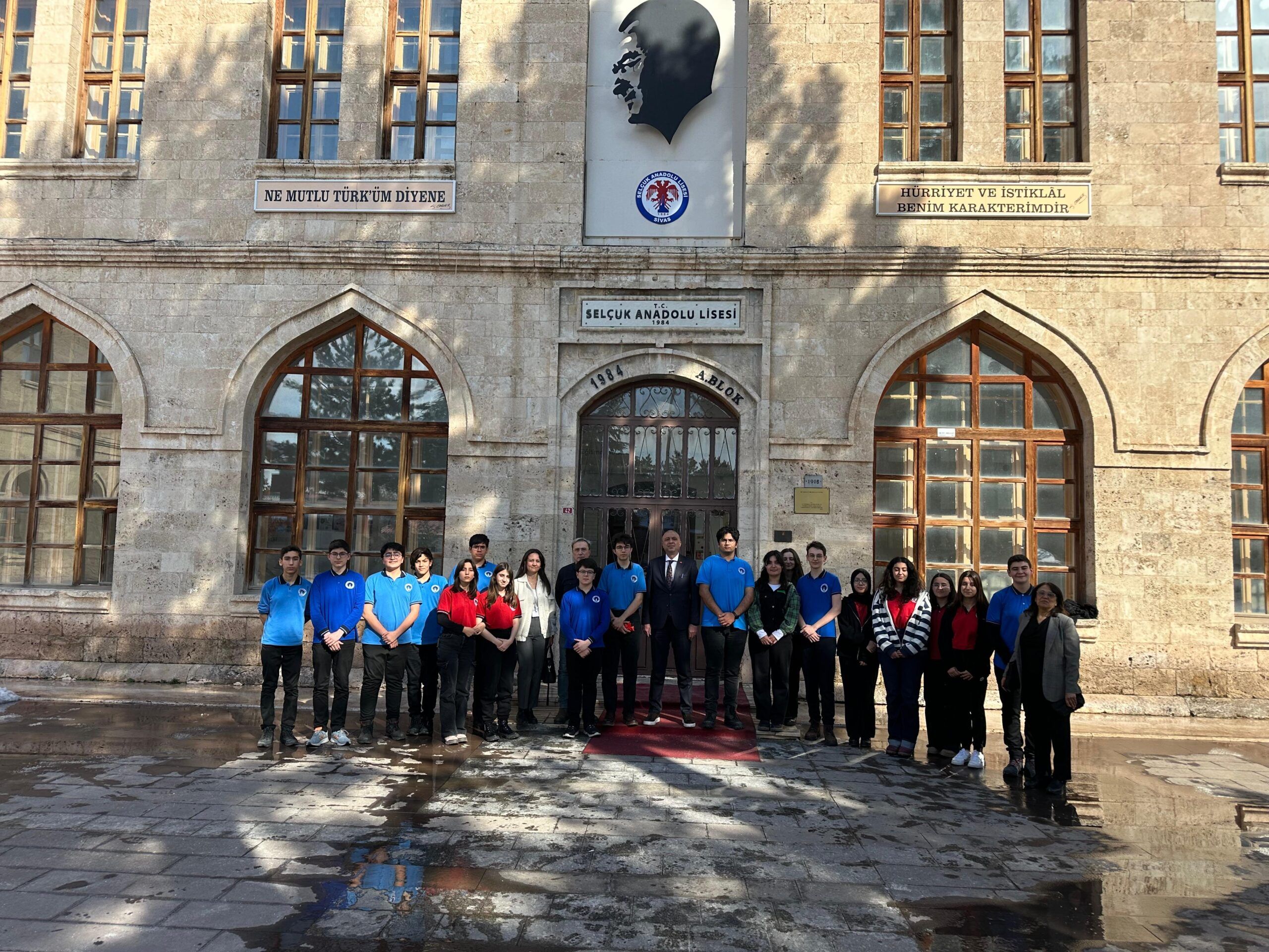 SELÇUK ANADOLU LİSESİ’NDEN TEKNOLOJİYE DAMGA VURAN ÇİFTE ZAFER!