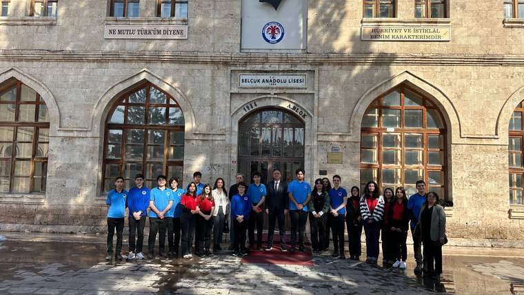 SELÇUK ANADOLU LİSESİ’NDEN TEKNOLOJİYE DAMGA VURAN ÇİFTE ZAFER!