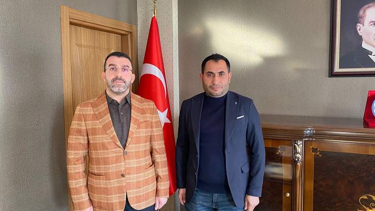 Kars Milletvekili ve Digor Belediye Başkanı, ofis içinde yan yana duruyorlar.