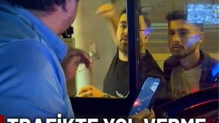 Bir otobüsün içinde bulunan bir kişi, dışarıdaki iki kişiye bakıyor. Dışarıdaki kişilerden biri, otobüsün camına dokunuyor.