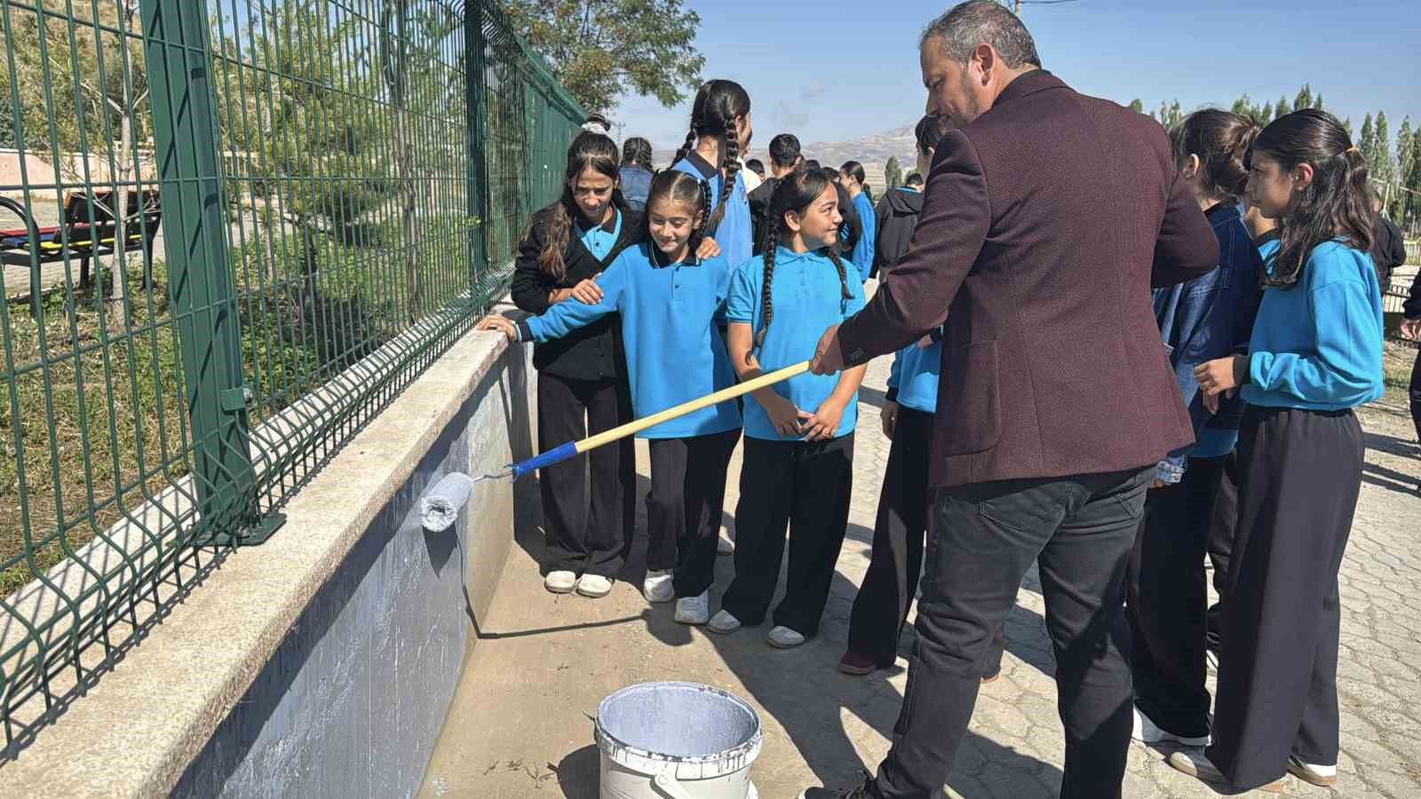 Altınyayla’da öğrenciler ve yöneticiler okul bahçesini temizledi
