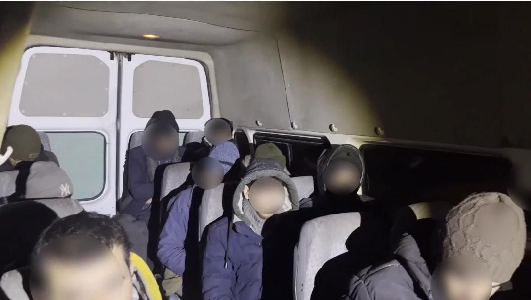 Kars'ta jandarma ekipleri 14 düzensiz göçmen ve iki organizatör yakalandı - Birlik Haber Ajansı