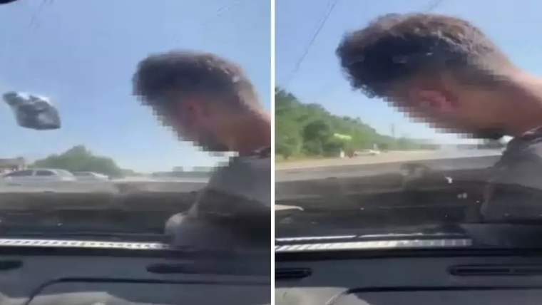 Açık kaputun arkasında, aracın ön bölümünde eğilen genç bir erkek ve yol manzarası görülüyor.