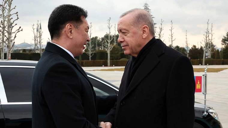 Cumhurbaşkanı Erdoğan ve Moğolistan Cumhurbaşkanı Ukhnaa, dışarıda el sıkışıyor.