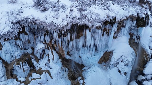 Sivas’ta Kışın Büyüsü: Donmayan Dipsizgöl ve Şelaledeki Dev Buz Sarkıtları Hayran Bıraktı