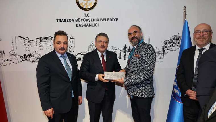 Başkan Ahmet Metin Genç, TİMBİR heyetiyle birlikte bir toplantıda yer alıyor.