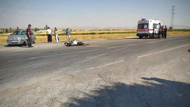 Motosiklet ile Otomobil Çarpıştı: 1 Yaralı