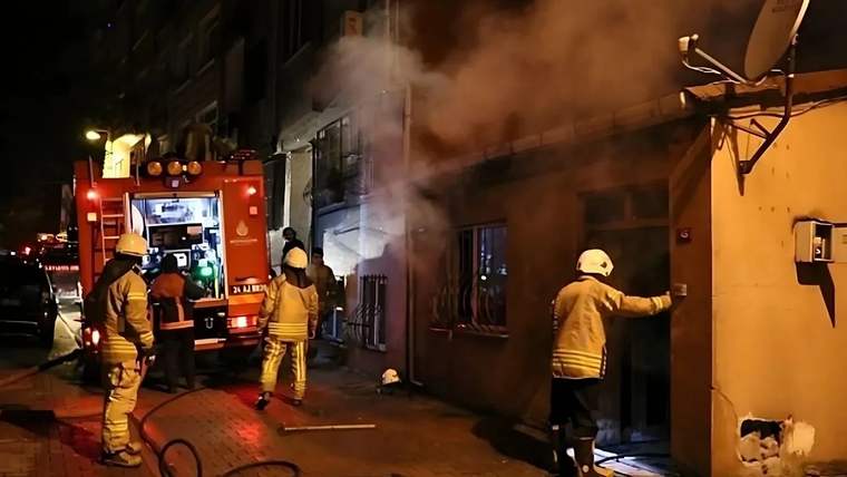 Üsküdar’da 4 katlı binada yangın - Birlik Haber Ajansı