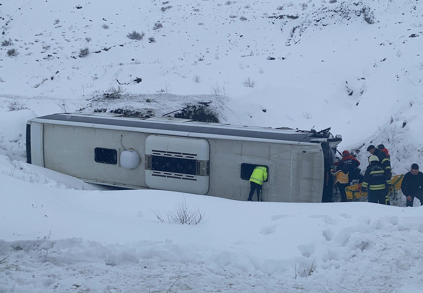 Erzincan'da yolcu otobüsü devrildi - Birlik Haber Ajansı