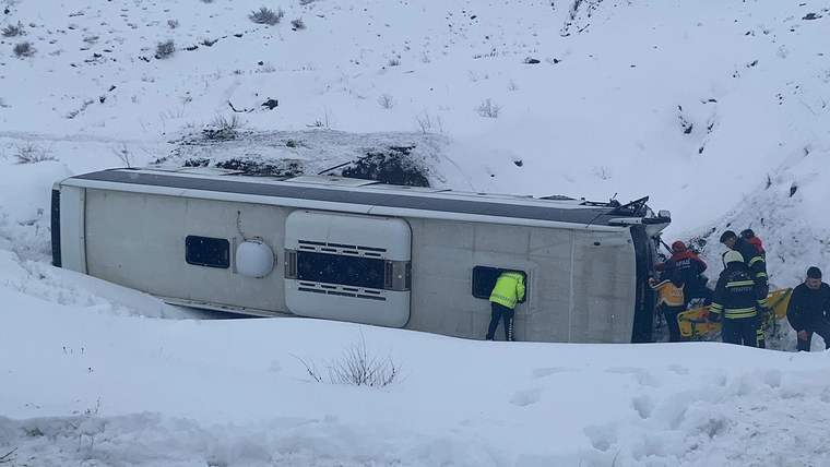 Erzincan'da yolcu otobüsü devrildi - Birlik Haber Ajansı