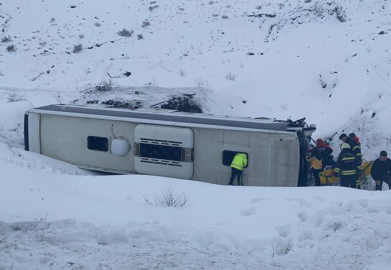 Erzincan'da yolcu otobüsü devrildi - Birlik Haber Ajansı