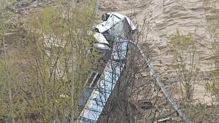 Sivas’ta 70 Metrelik Uçuruma Düşen Tırın Sürücüsü Mucizevi Şekilde Kurtuldu