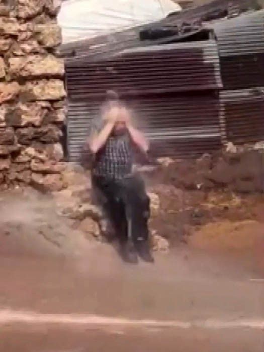 Sıcaktan bunalan Mehmet Gökçe, yağmur başlayınca ne yaptı