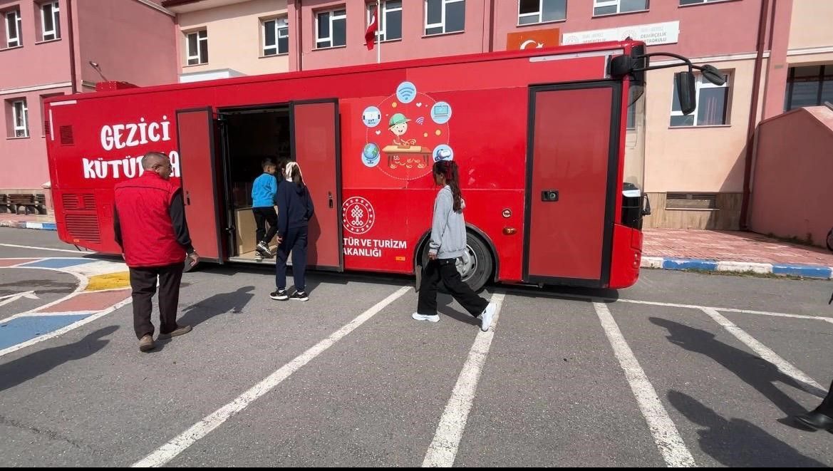 Sivas’ta öğrenciler masal ve geleneksel oyunlarla buluştu