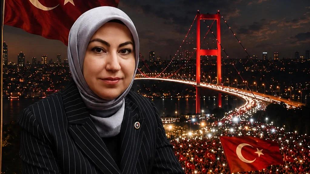 Başörtülü bir kadın, Türk bayrakları ve gece ışıklarıyla aydınlanan asma köprü önünde görülüyor.