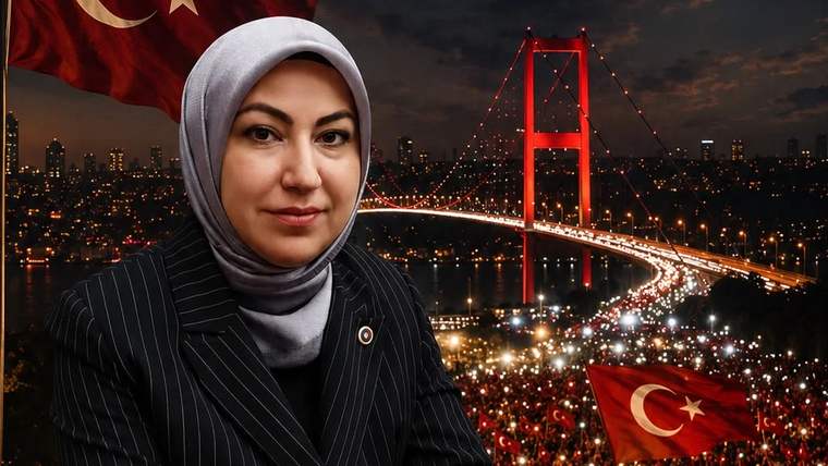Başörtülü bir kadın, Türk bayrakları ve gece ışıklarıyla aydınlanan asma köprü önünde görülüyor.