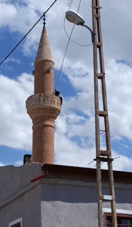 Kayseri'de Minareye Çıkarak Atlamak İstedi: Vatandaşlar Son Anda İkna Etti