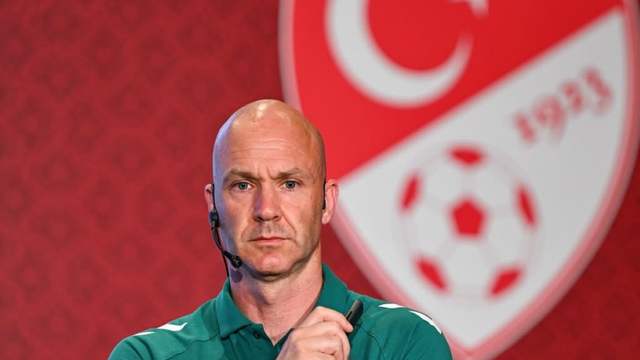 Anthony Taylor'dan Hakemlere Kırmızı Kart Uyarısı