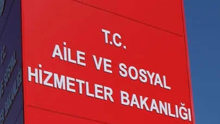 Kırmızı bir tabela üzerinde "T.C. AİLE VE SOSYAL HİZMETLER BAKANLIĞI" yazısı yer alıyor.
