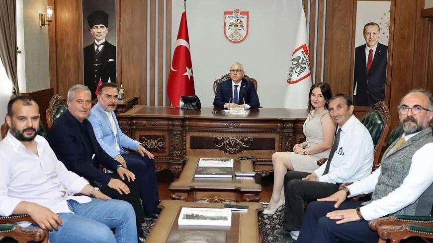 Vali Yılmaz Şimşek'in makamında, gazetecilerle bir araya geldiği bir toplantı.