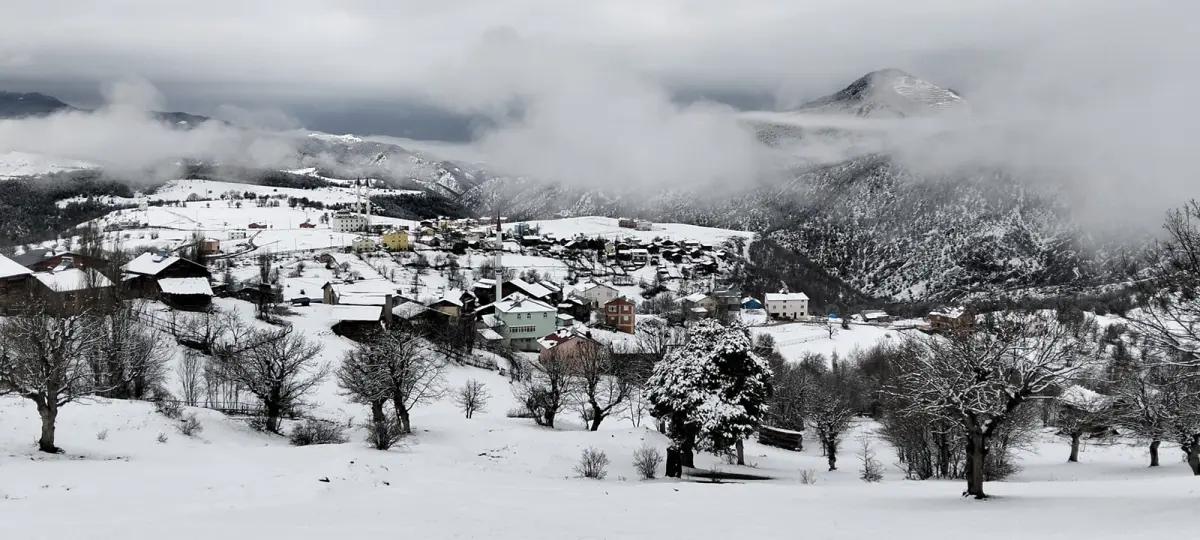 Sivas’ta Mayıs Sürprizi: Koyulhisar’da Kar Yağışı Doğayı Beyaza Bürüdü