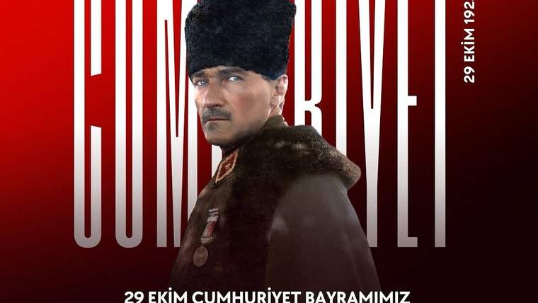 Kırmızı zeminli afişte, kalpaklı ve madalyalı bir erkek portresi ile “29 Ekim Cumhuriyet Bayramımız Kutlu Olsun!” yazısı yer alıyor.