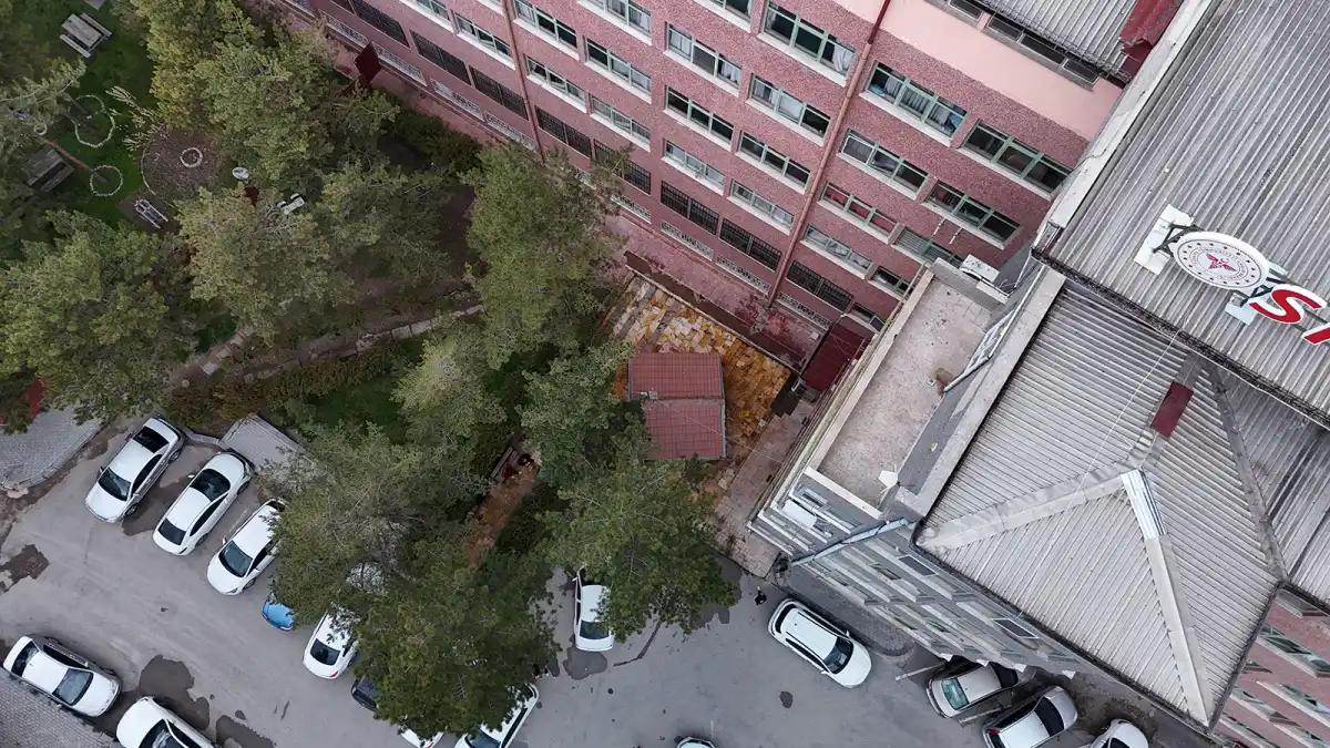 Sivas’ta Hastane Bahçesindeki “Mum Baba” Türbesi: Şifa Arayanların Manevi Durağı