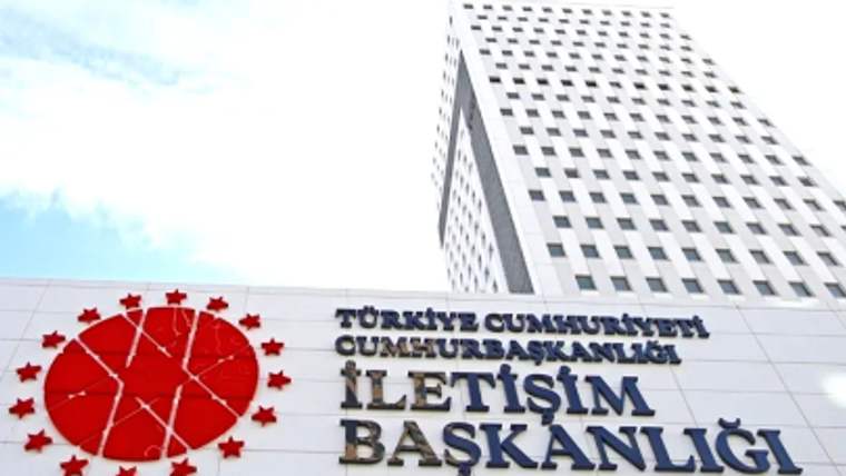 İletişim Başkanlığı binasının ön cephesi, binanın üzerinde Türkiye Cumhuriyeti Cumhurbaşkanlığı yazıyor.