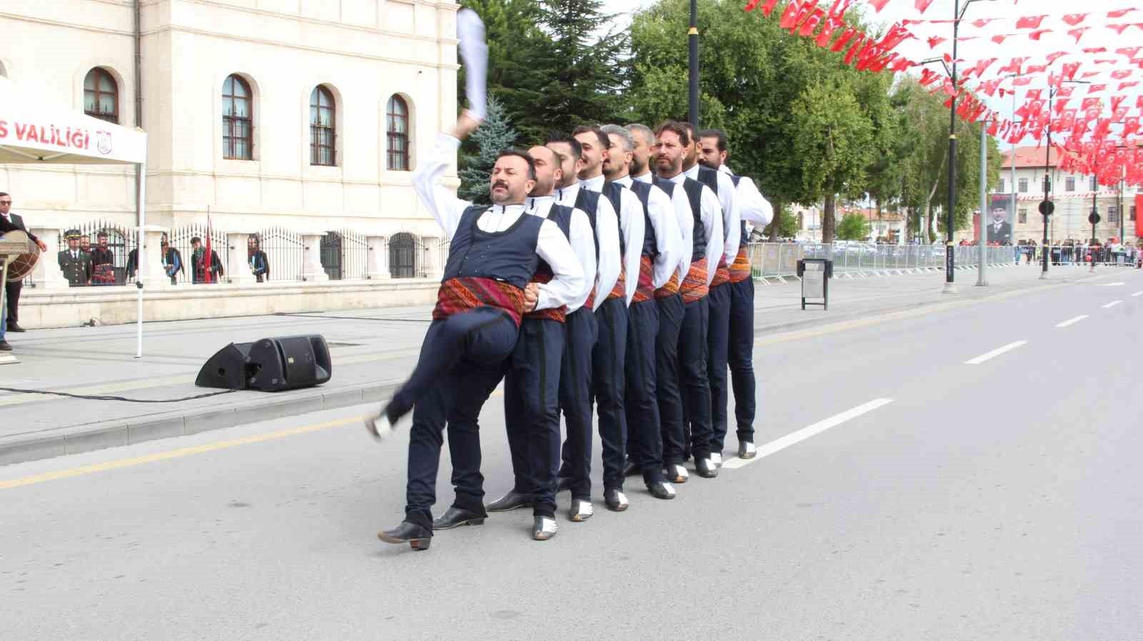 Sivas’ta 30 Ağustos töreni Atatürk Anıtı’nda başladı