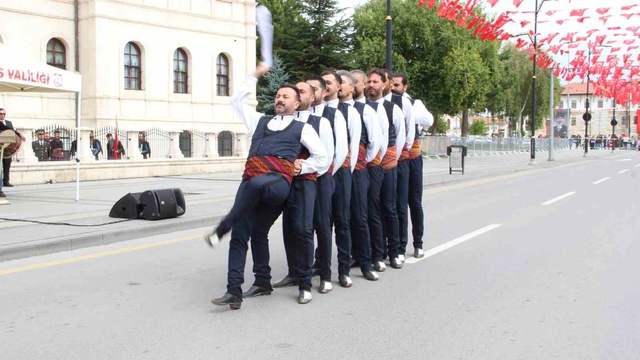 Sivas’ta 30 Ağustos töreni Atatürk Anıtı’nda başladı