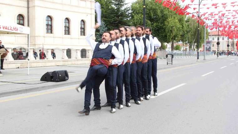 Sivas’ta 30 Ağustos töreni Atatürk Anıtı’nda başladı