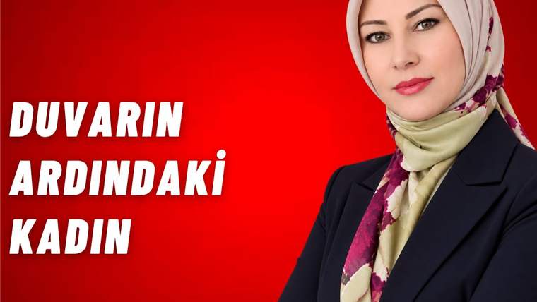 Kırmızı fonda başörtülü bir kadın, kolları bağlı duruyor; yanında “Duvarın Ardındaki Kadın” yazısı yer alıyor.