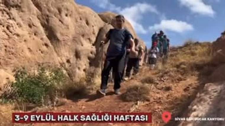 Eğribucak Kanyonu'nda yürüyüş yapan bir grup insan, kayalık bir alanda ilerliyor.