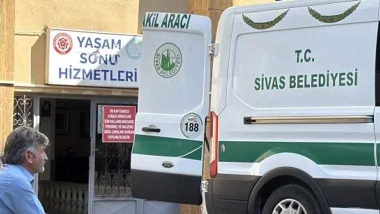 Üzerinde “T.C. Sivas Belediyesi” yazan yeşil-beyaz araç, “Yaşam Sonu Hizmetleri” tabelasının önünde duruyor.