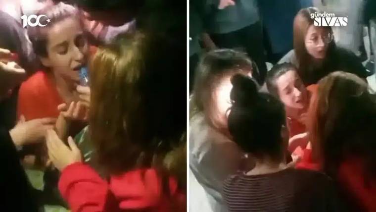 Bir grup kadın, bir kişinin etrafında toplanmış, endişeli bir şekilde konuşuyor.