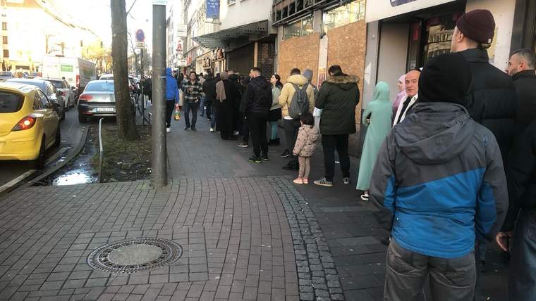 Köln’de Ramazan klasiği: Pide kuyrukları başladı - Birlik Haber Ajansı