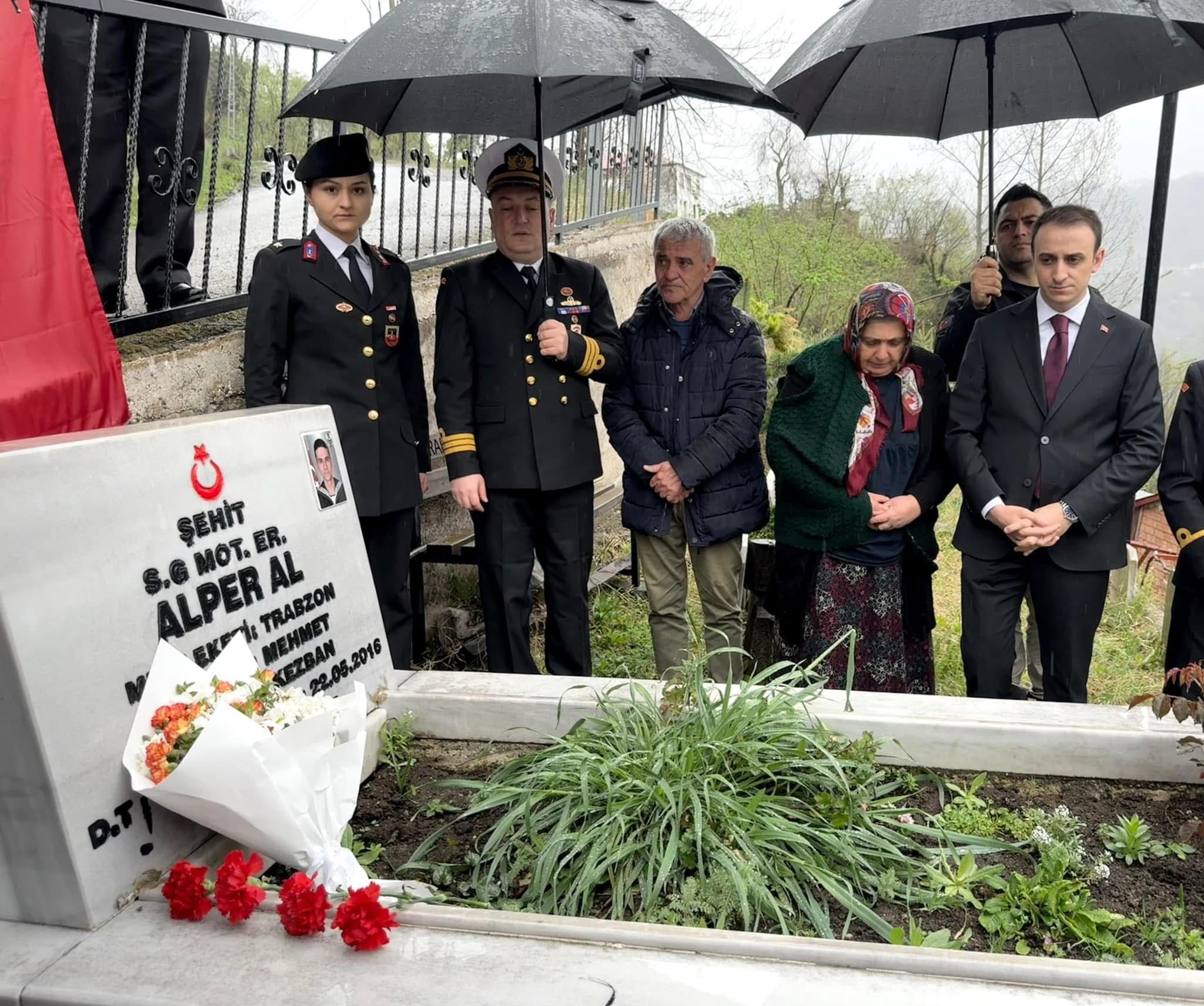 Kaymakam Memiş, Şehit Alper Al’ın kabrini ziyaret etti - Birlik Haber Ajansı