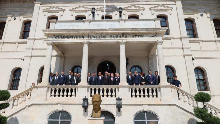 Sivas Kongresi'nin yapıldığı bina önünde, kalabalık bir grup insan duruyor.