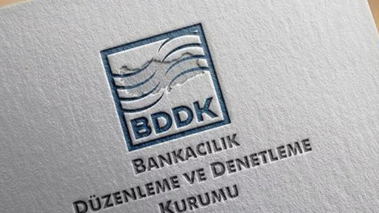 BDDK logosu, mavi ve beyaz renklerde, üzerinde "Bankacılık Düzenleme ve Denetleme Kurumu" yazıyor.