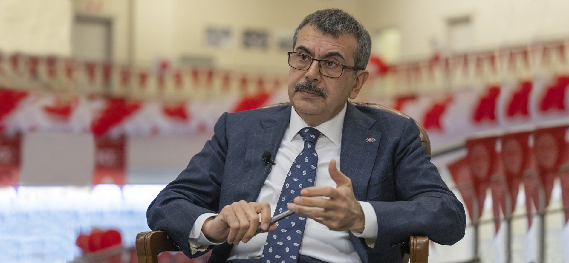 Habersiz ziyaret: Nöbetçi öğretmen Bakan Tekin'i veli sandı