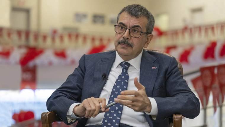 Habersiz ziyaret: Nöbetçi öğretmen Bakan Tekin'i veli sandı
