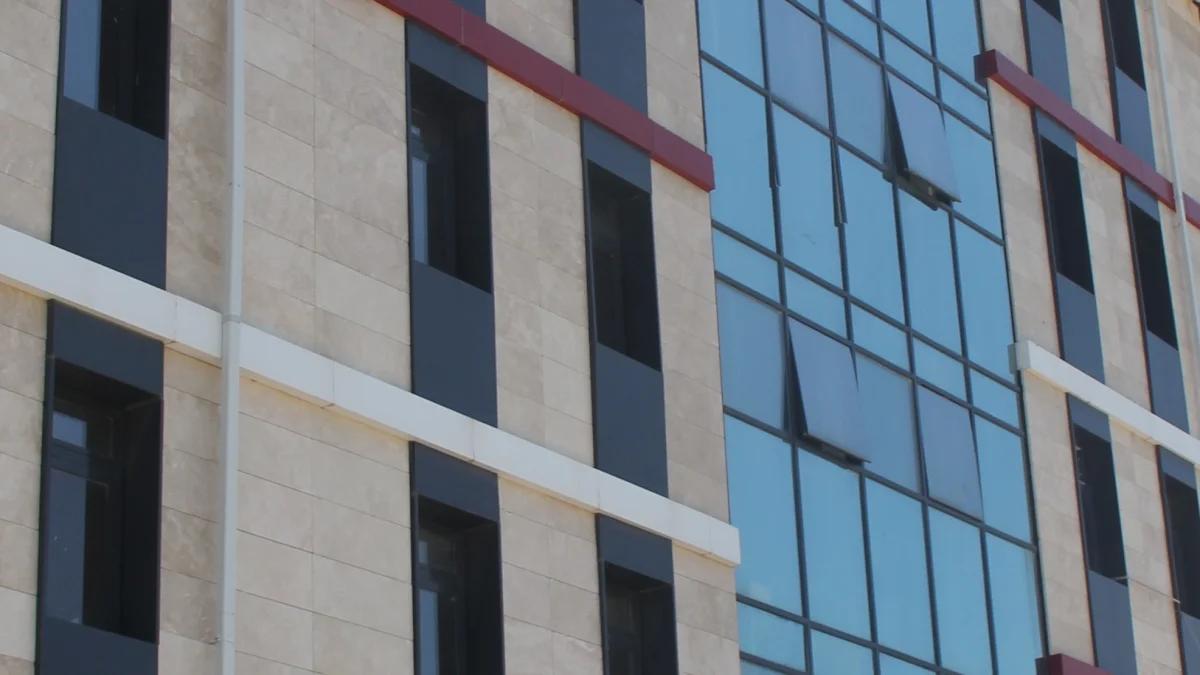 Yeni kamp merkezi binasının dış cephesi, cam ve taş kaplama ile tasarlanmış.
