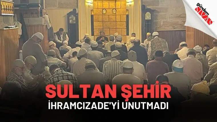 Cami içinde oturan kalabalık bir grup, dua etmekte ve dinleyici konumunda.