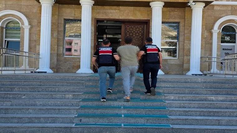 İki jandarma, hükümet konağına doğru yürüyerek çıkıyor.