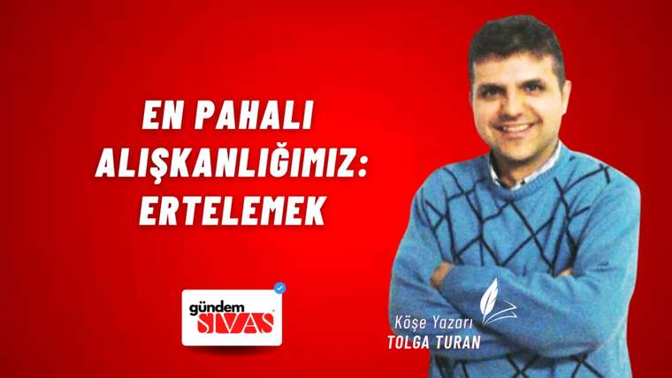 Kırmızı arka planda, mavi kareli gömlek giymiş bir kişi gülümsüyor.