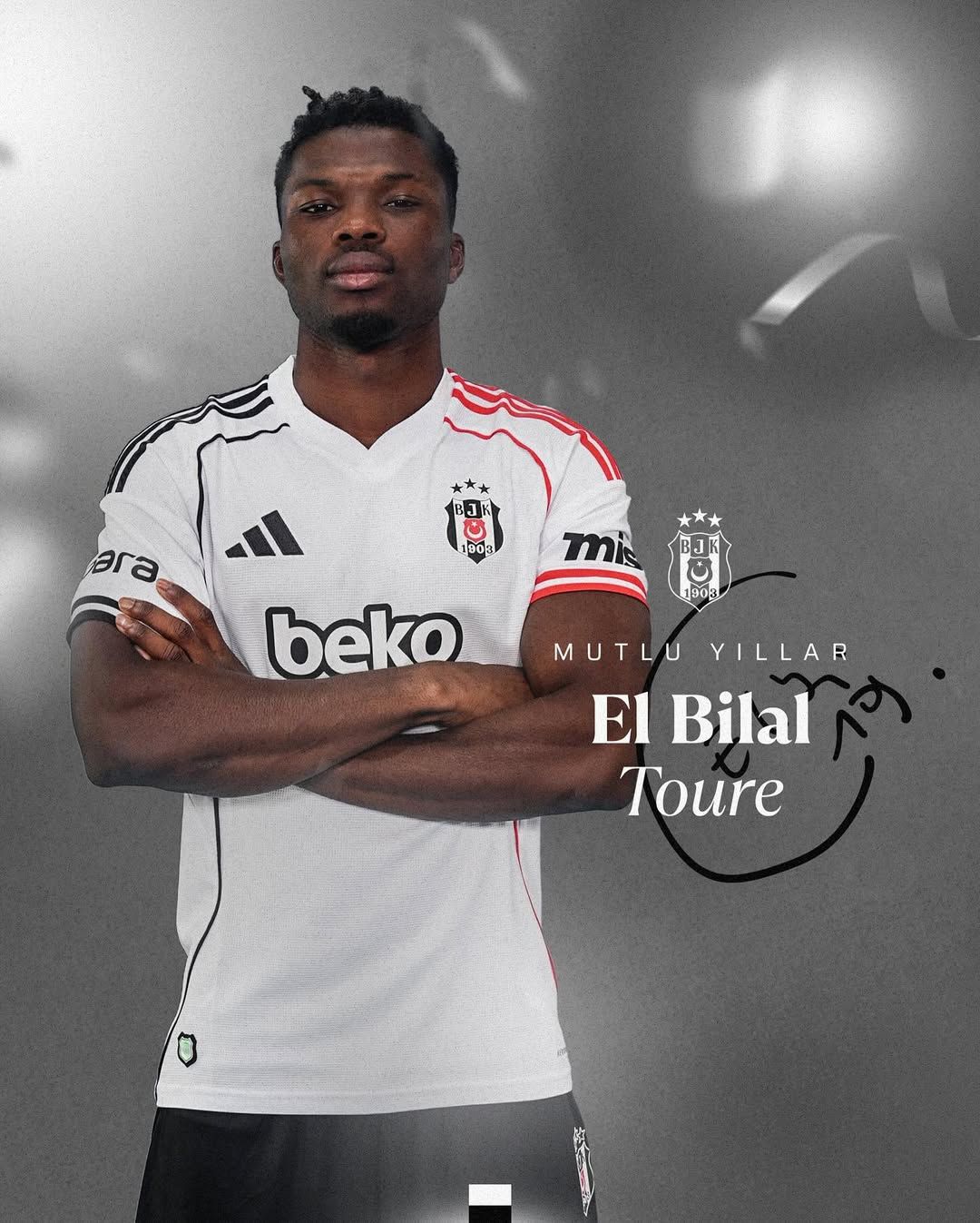 Beşiktaş forması giymiş bir futbolcu, kollarını kavuşturmuş ve gülümsemiyor.