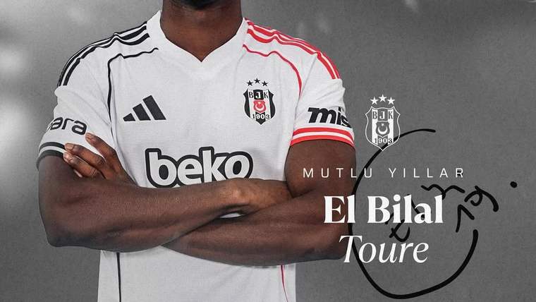 Beşiktaş forması giymiş bir futbolcu, kollarını kavuşturmuş ve gülümsemiyor.