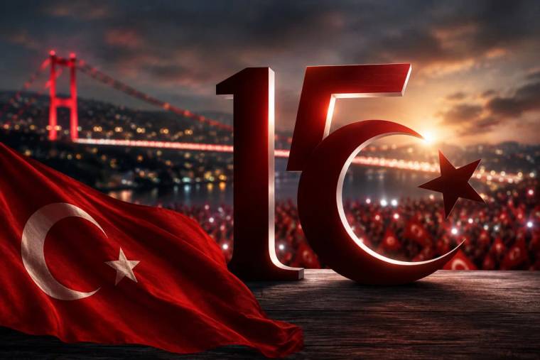 Önde Türk bayrağı, ortada büyük 15 rakamı ve arka planda ışıkları görünen köprüyle kalabalık yer alıyor.