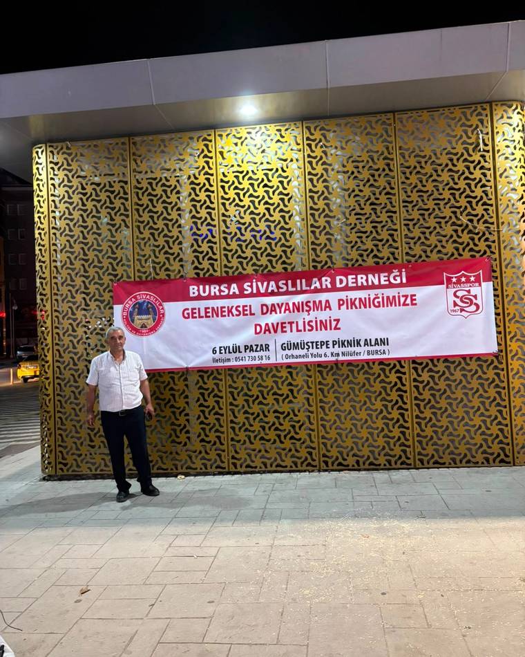 Bir kişi, üzerinde “Bursa Sivaslılar Derneği” yazan davet pankartının önünde duruyor.