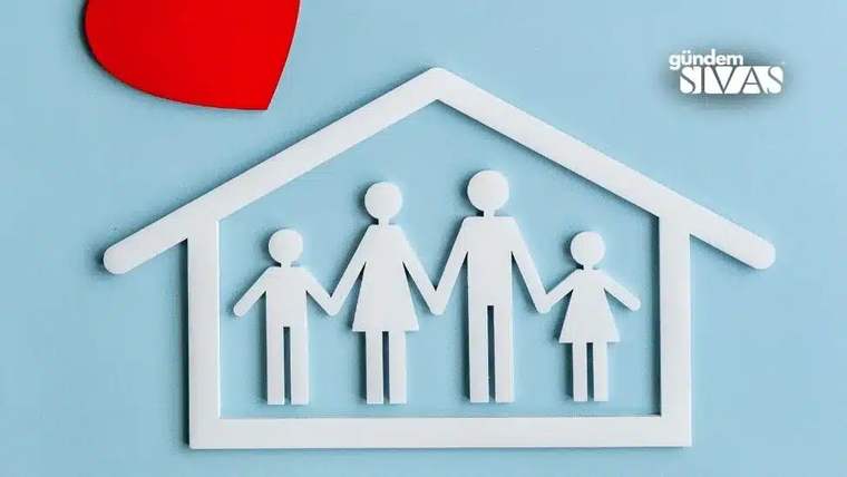 Mavi zemin üzerinde kırmızı kalp ve içinde dört kişilik kâğıt aile figürü bulunan beyaz ev şekli.